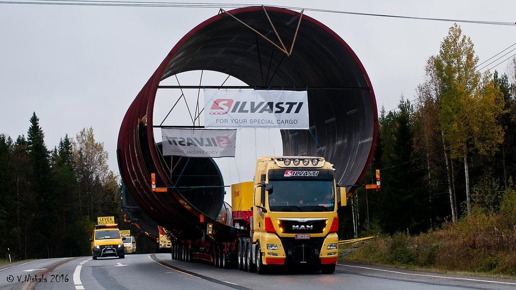 Sähkö- ja puhelinlinjoja joudutaan väliaikaisesti purkamaan tai niistä poistetaan jännite kuljetuksen ajaksi.