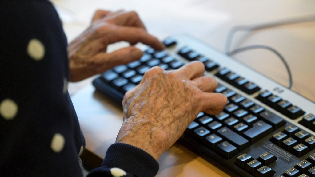 Länsi-Yorkshiressä asustava eläkeläisnainen joutui karmean huijauksen kohteeksi.