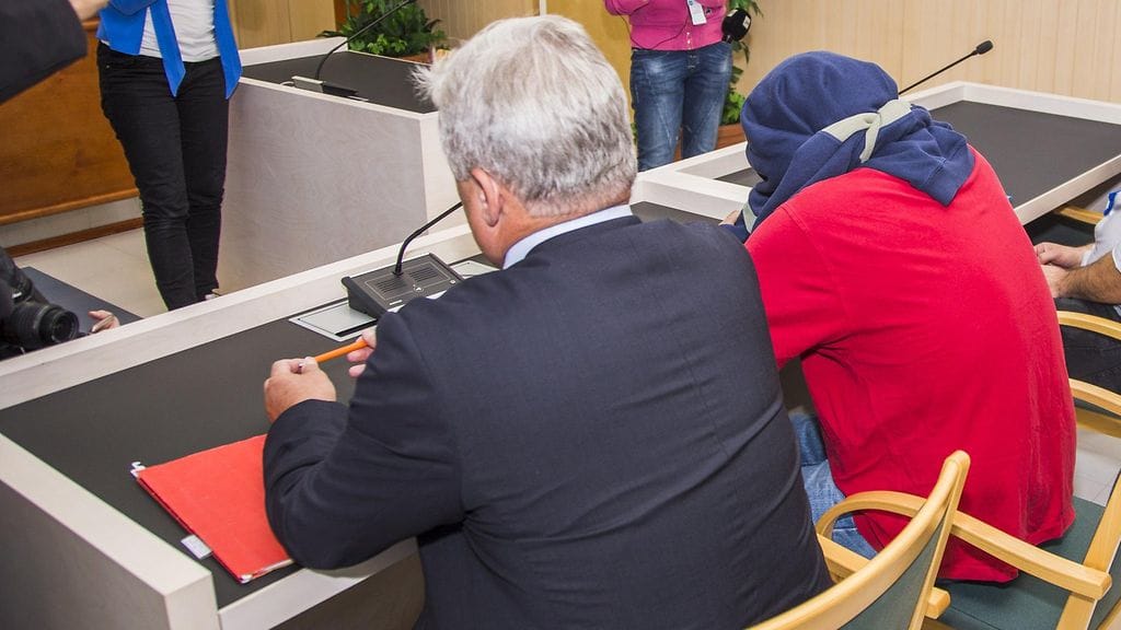 Syytettyinä on kaksi irakilaismiestä, jotka asuivat tapahtuma-aikaan Otanmäen vastaanottokeskuksessa. Kuva vangitsemiskäsittelystä syyskuulta.