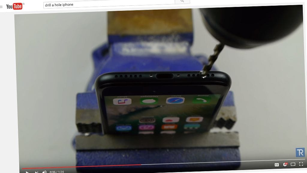 Youtube-videolla TechRax-käyttäjä neuvoo, kuinka iPhone 7 -puhelimeen saa askarreltua tutun kuulokeliitännän.