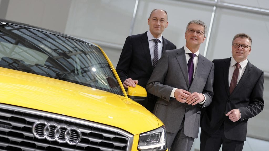 Audin Stefan Knirsch (vas.), Rupert Stadler ja Thomas Sigi poseerasivat uuden Q2:n vierellä maaliskuussa.