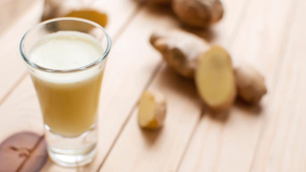 Inkiväärijuoma nautitaan shottilasista.