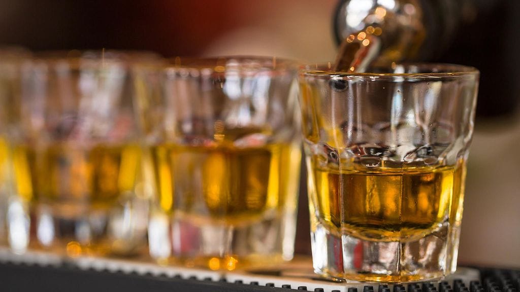 Tutkija arvioi, että suomalaiset käyttävät alkoholia masennuksen oireiden hoitoon. Toisaalta alkoholi aiheuttaa masennusta. Kyseessä on siis noidankehä. Kuvituskuva.