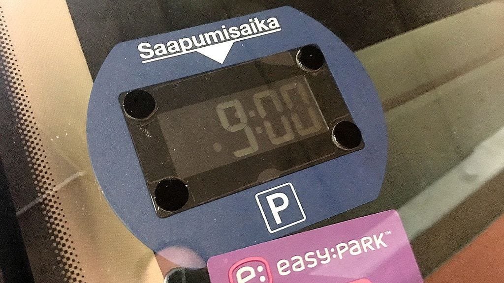 Älä tee samoja virheitä, kuin tämä autoilija: linjaa laite aiemmin liimatun tarran kanssa ja muista irrottaa parkkilaitteen näytön päältä suojakalvo.