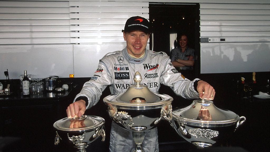 Mika Häkkinen esittelee voittopystejään Luxemburgin GP:ssä 1998.