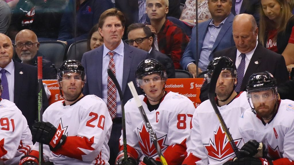 Mike Babcock valmensi Kanadan olympiakultaan vuonna 2010.