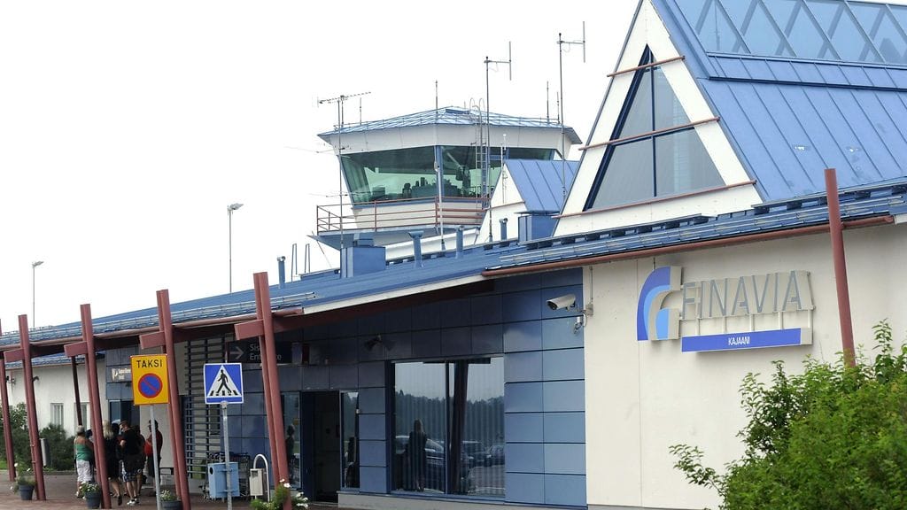 Rikosylikomisario Jarkko Maksniemi kertoo MTV Uutisille, että poliisi on edelleen tänään tarpeen vaatiessa läsnä Kajaanin lentoasemalla.