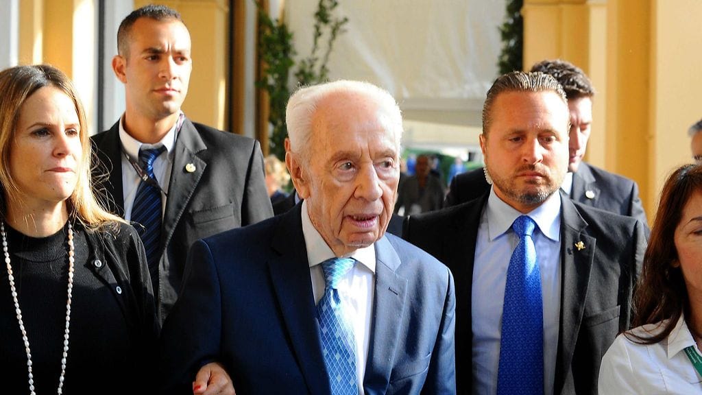 Israelin entinen presidentti Shimon Peres taustajoukkoineen 4.9.2016.