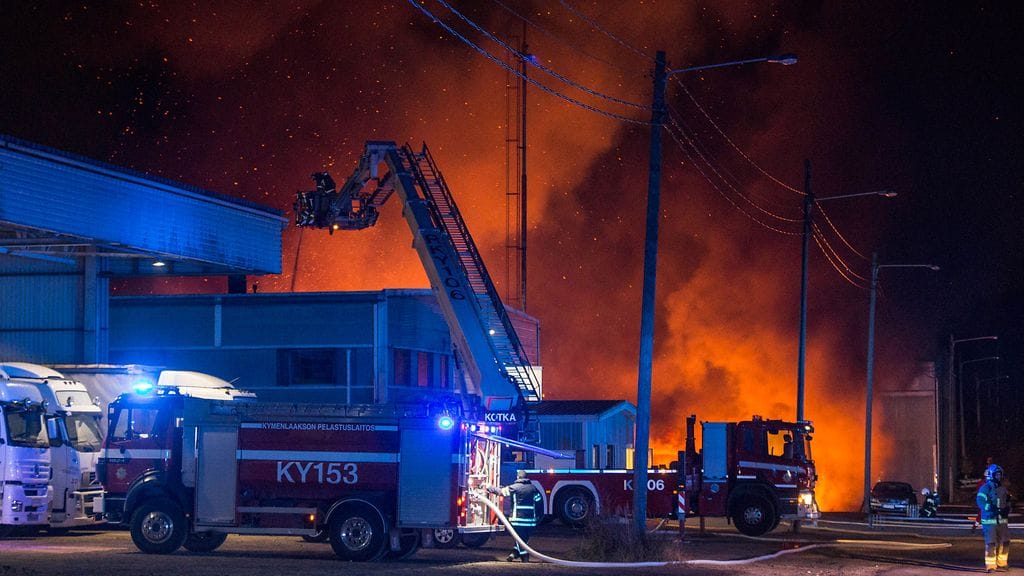 Teollisuushallin sammutustöissä oli paikalla useita pelastuslaitoksen yksikköjä.