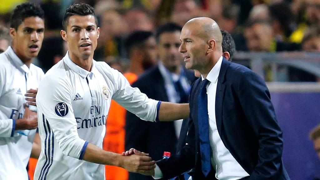 Cristiano Ronaldo ja Zinedine Zidane löivät kättä päälle avausmaalin jälkeen.