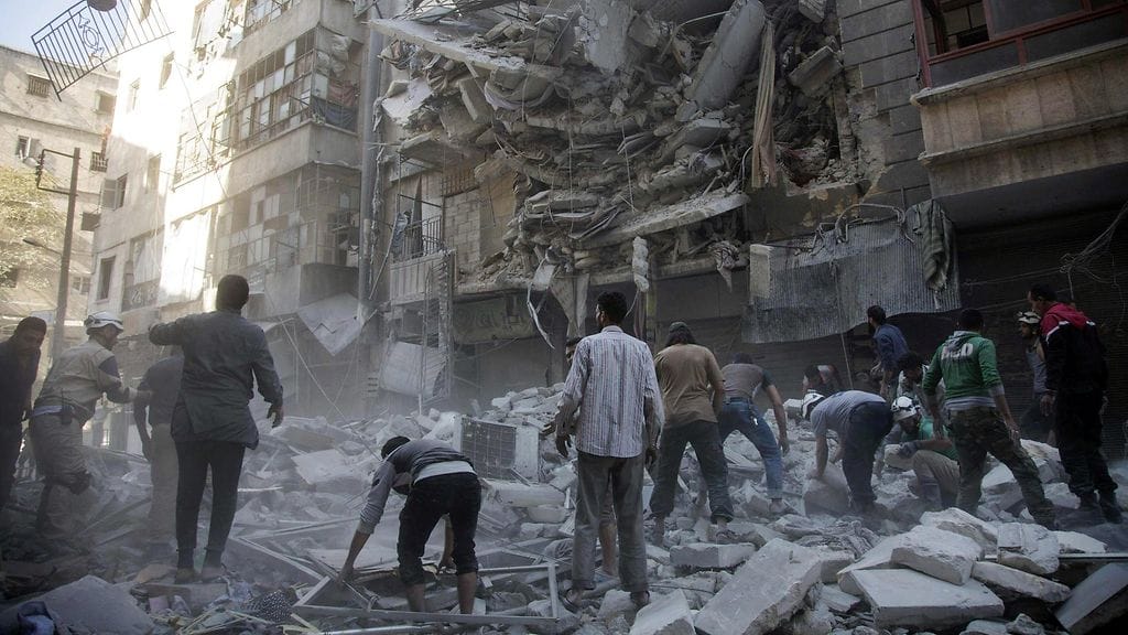 Siviilejä ja avustustyöntekijöitä Aleppossa viime kuussa.