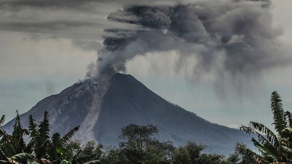 Sinabung-tulivuori tuprutti sankkoja tuhkapilviä Sumatran saaren pohjoisosassa Indonesiassa elokuun lopussa.