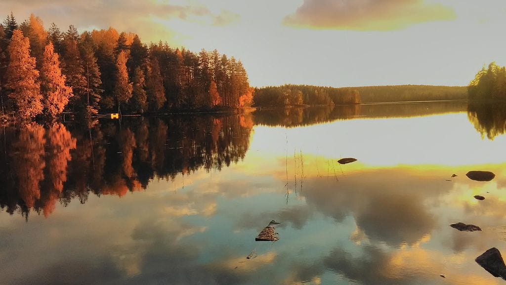 Tyyntä Hietunlahdella Savitaipaleella. Kuva: Lassi Ukkola.