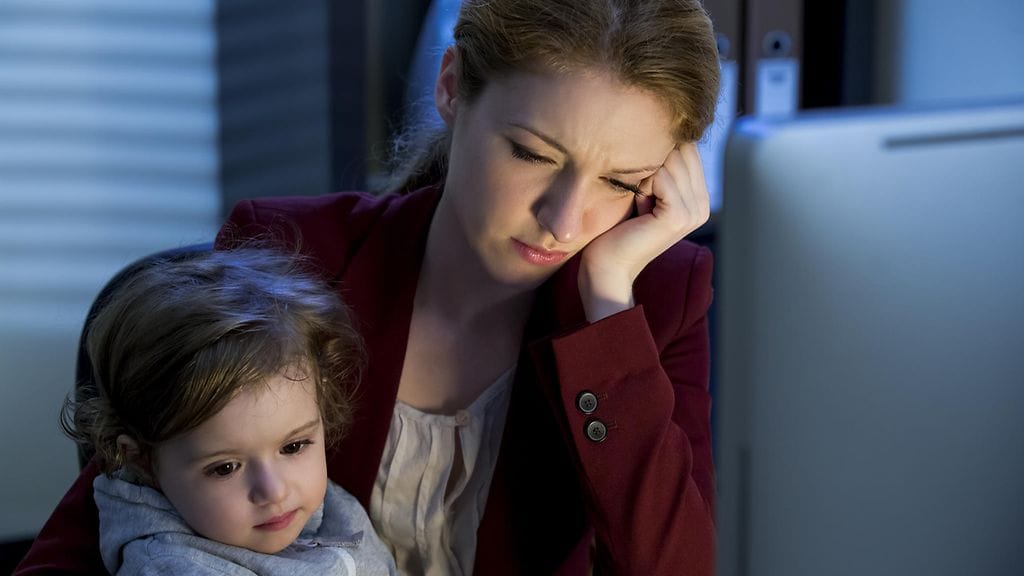 Äidin suosituksi nousseessa Facebook-päivityksessä kritisoidaan infotmaation määrää, joka on vaikeuttanut vanhempana oloa huomattavasti.