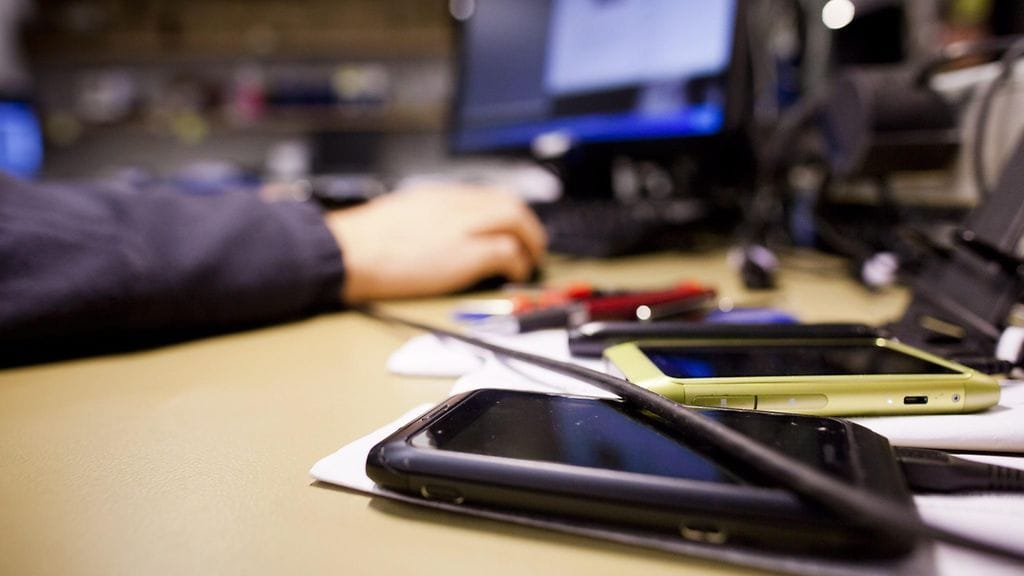 Takuuhuoltoon viety akkuvikainen Samsung Galaxy S5 juuttui huoltoon viikoiksi.