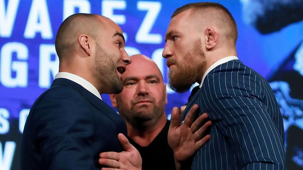 Eddie Alvarez ja Conor McGregor, välissä UFC:n puheenjohtaja Dana White.