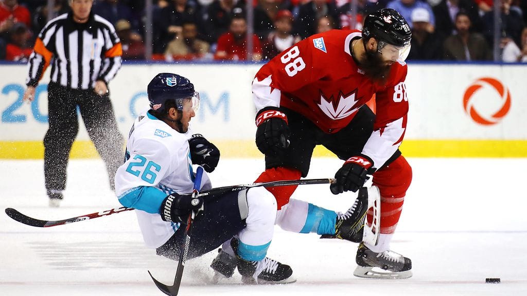 Thomas Vanek koki avausfinaalissa Brent Burnsin kovuuden.