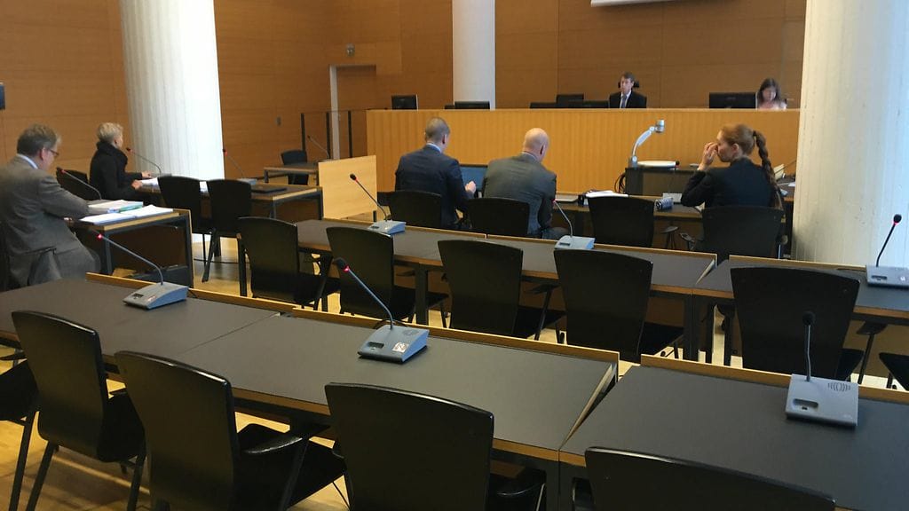 Rakennusviraston rikosjutun käsittely alkoi valmisteluistunnolla. Salissa oli hyvin tilaa, koska juttu on kutistunut matkalla.