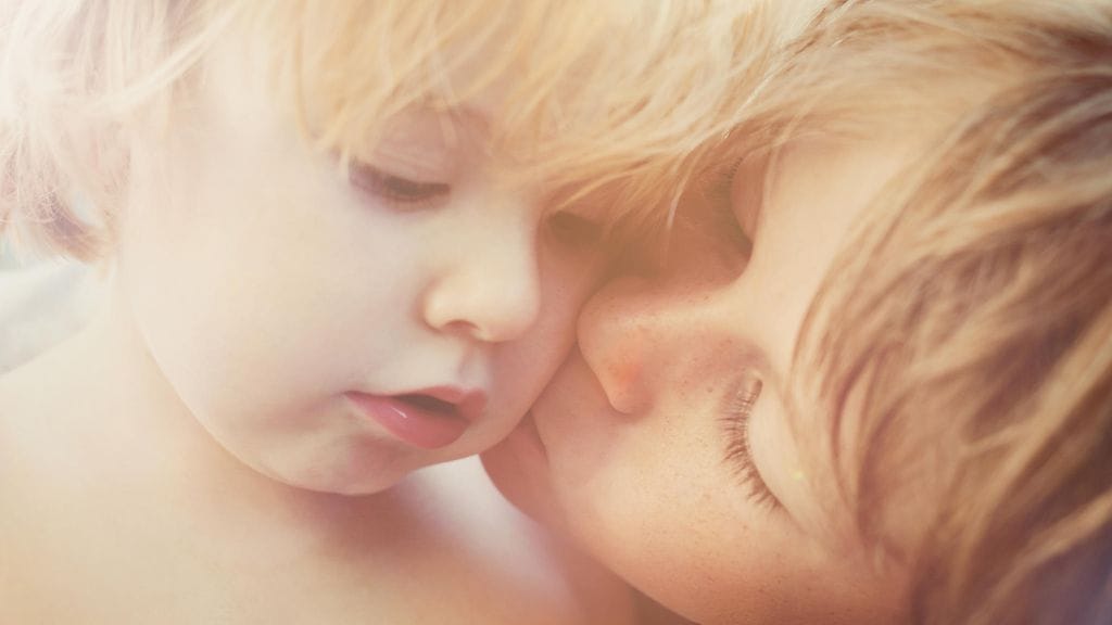 Äidin mukaan hänen neljä lastaan ovat läheisempiä kuin koskaan.