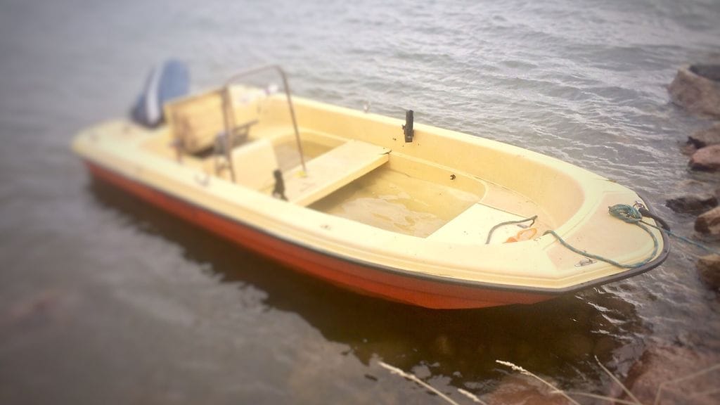 Perämoottorivene oli ajanut navigointivirheen takia matalikolle noin 15 solmun nopeudella.