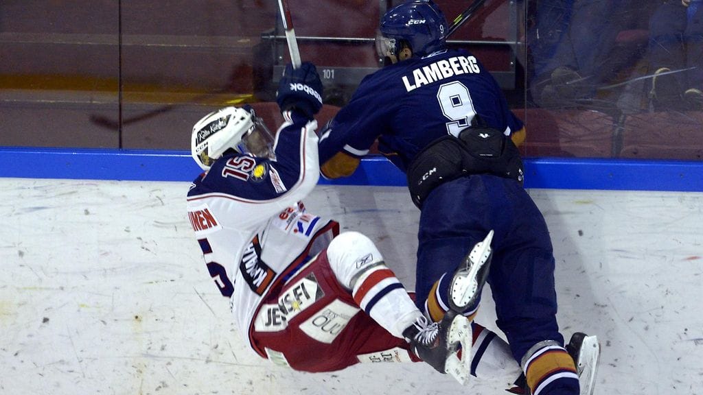 Matti Lamberg taklasi Kiekko-Vantaan väreissä maaliskuussa 2014.