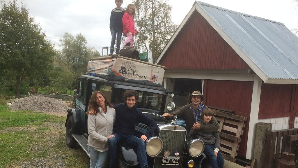 Autoileva Zappin perhe Suomessa, Pornaisissa.