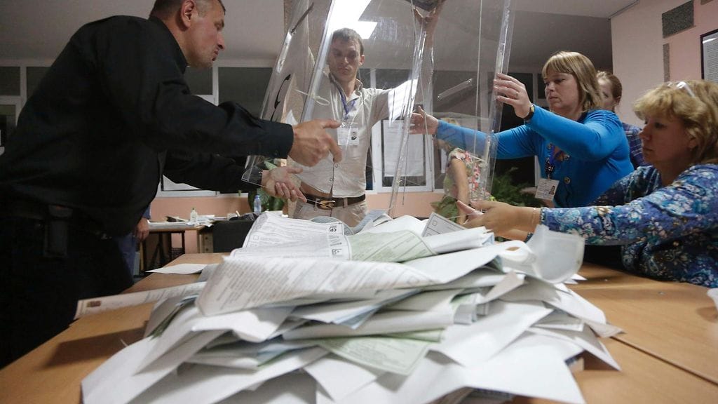 Kuvassa vaalien ääntenlaskentaa 18. syyskuuta 2016.
