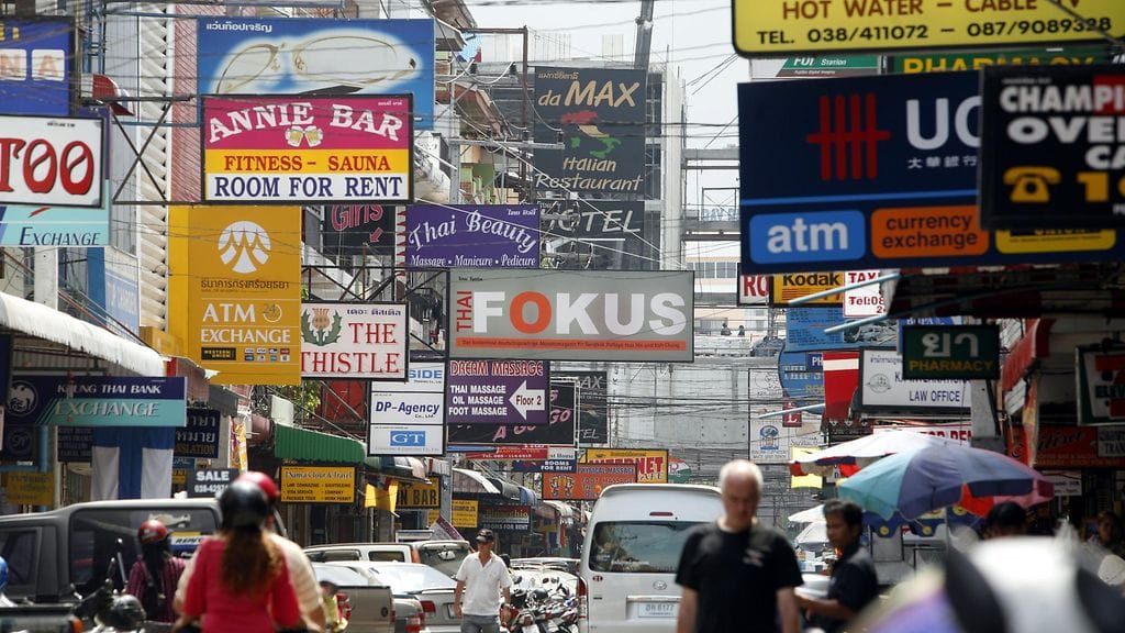 Monet maat neuvoivat kansalaisiaan käyttäytymisestä Thaimaassa suruaikana. Kuva Thaimaan Pattayalta.