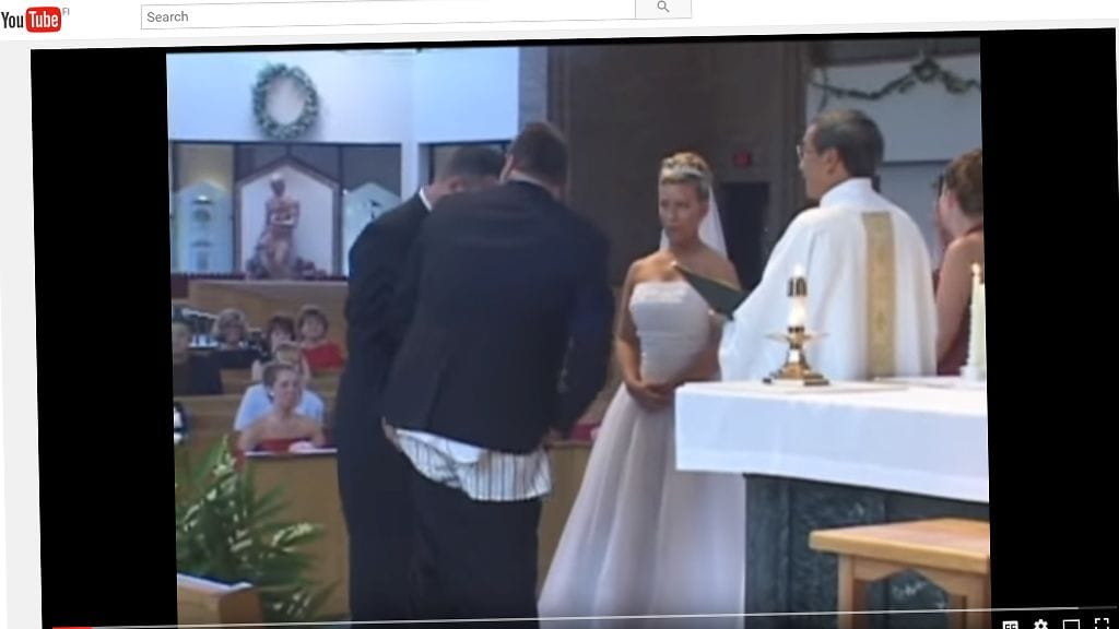 Bestmanin housut valahtavat nolosti kesken hääseremonian.