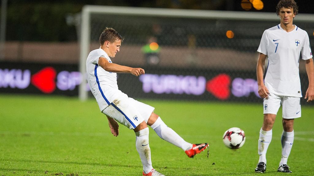 Robin Lod (oik.) Huuhkaja-paidassa tasapeliin päättyneessä Suomi-Kosovo -pelissä.