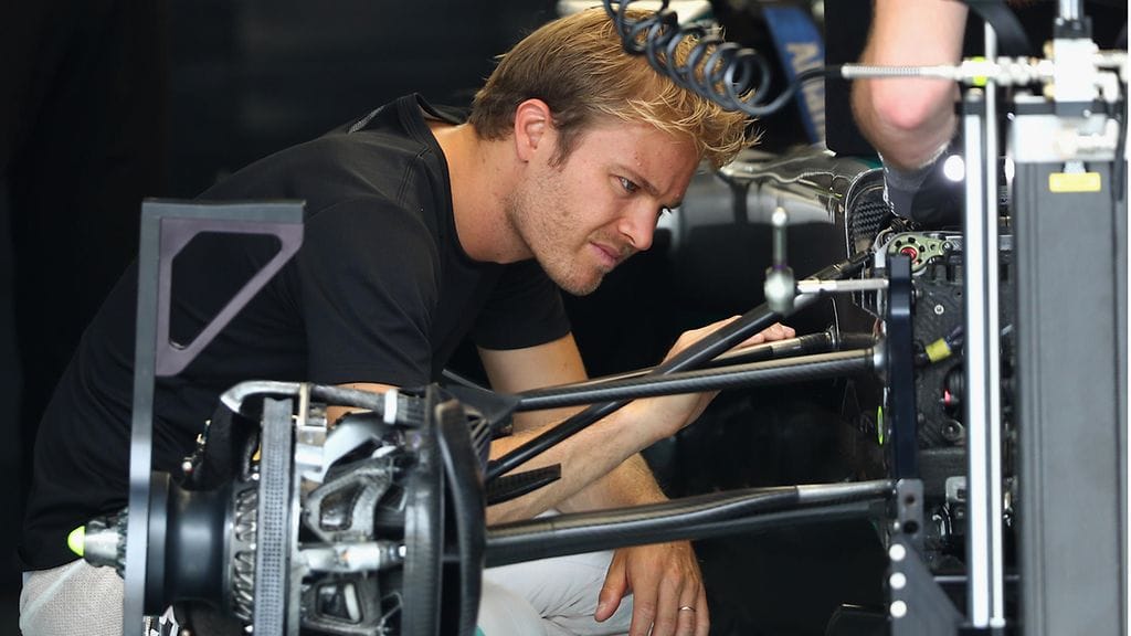 Nico Rosberg tutkii autoaan Malesian kisaviikonlopun alla.