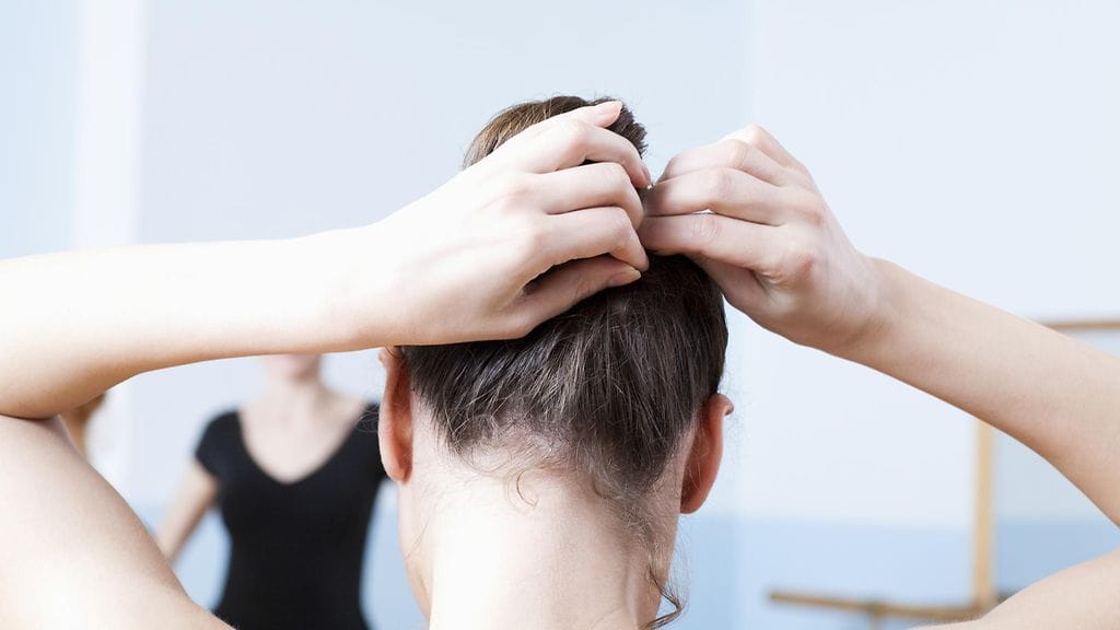 Kolmevuotiaasta saakka nutturaa käyttänyt ammattitanssija haluaa varoittaa muita tiukan kampauksen aiheuttamista ongelmista.