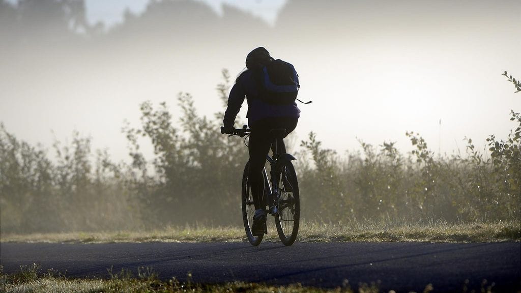 Tyhjät tiet aamukasteessa ja nousevassa auringossa – sitä ylellisyyttä ei myöhään torkuttava saa osakseen.