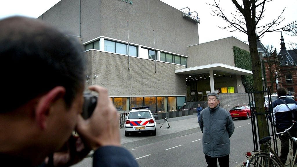 Turistit poseerasivat vuonna 2002 van Goghin museon edessä Amsterdamissa.