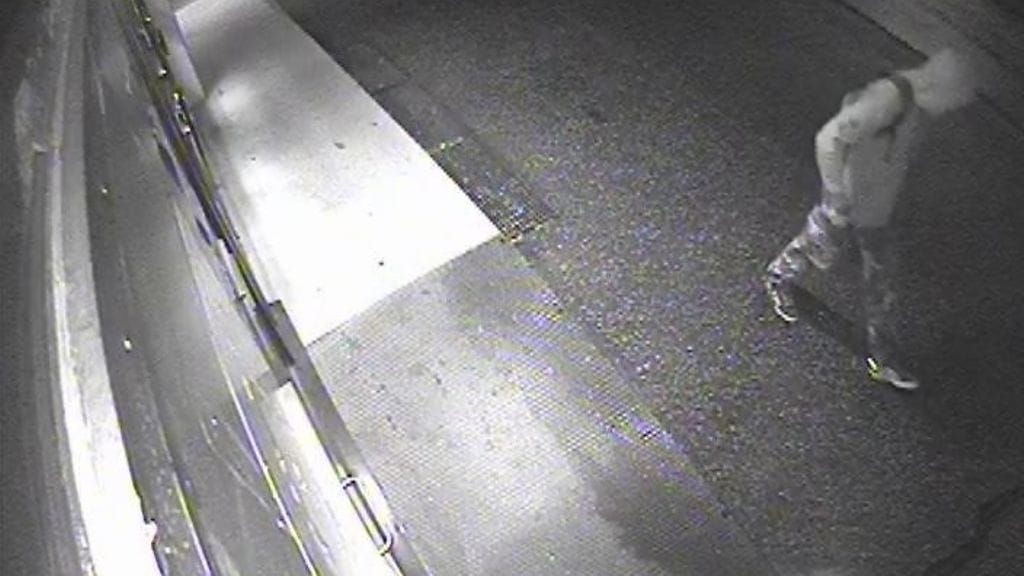 Kuvassa Karkkilan ryöstön mahdollinen toinen tekijä. Miehellä oli huppari, maastohousut ja tumma reppu.