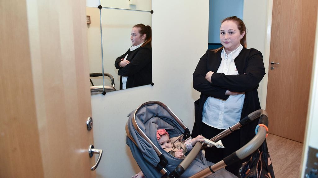 Äiti Sarah Hunt joutui kokemaan kammottavia hetkiä, kun tuntematon nainen tunkeutui hänen kotiinsa.