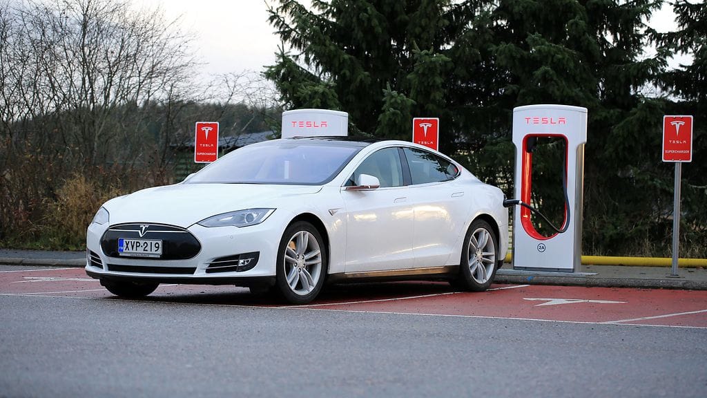 Tesla Model S latauksessa Paimiossa 15. helmikuuta 2015.