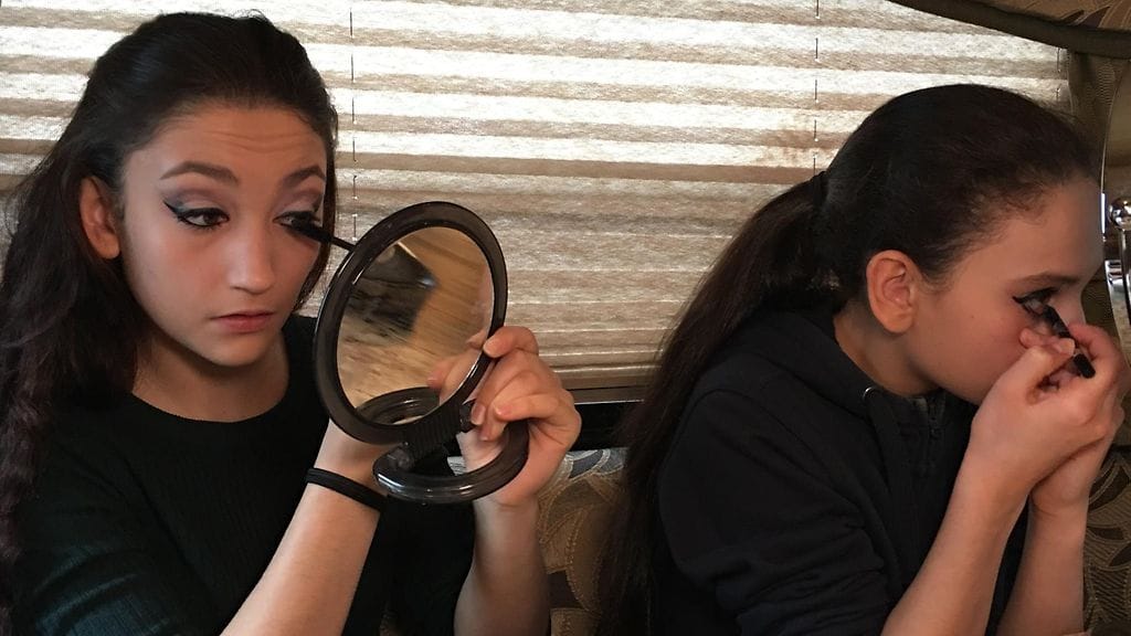 Sofia ja Maria meikkaavat