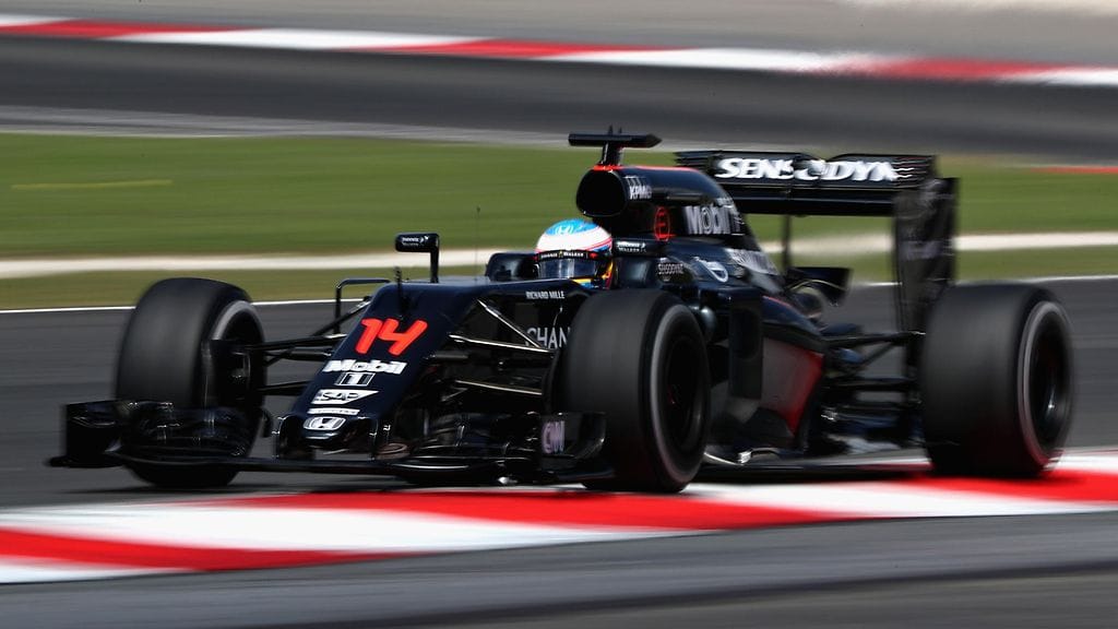 Fernando Alonso vauhdissa Sepangin radalla perjantaina.