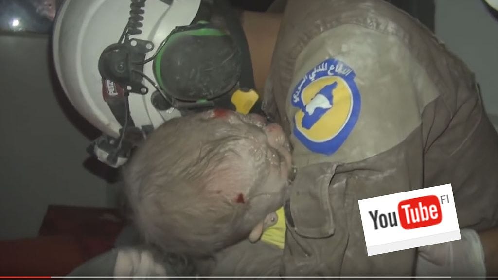 Vauva pelastettiin raunioista Idlibissä. Kuvakaappaus: YouTube.