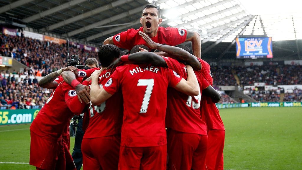 Liverpoolin pelaajat pääsivät juhlimaan James Milnerin tekemää voittomaalia 84. minuutilla.