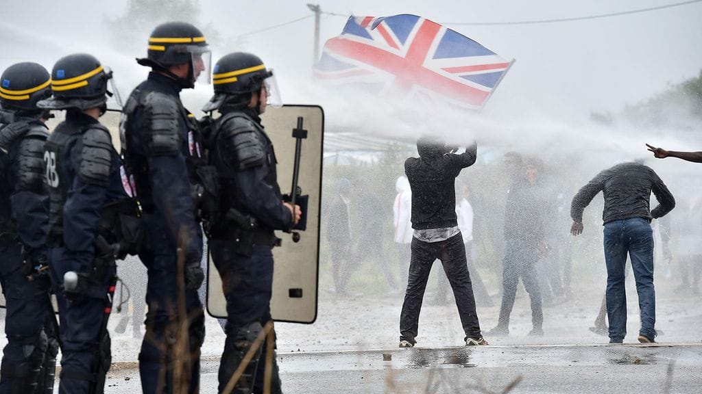Kun poliisi saapui paikalle hajottamaan mielenilmausta, heitä alettiin kivittää ja kolme poliisia sai vammoja.