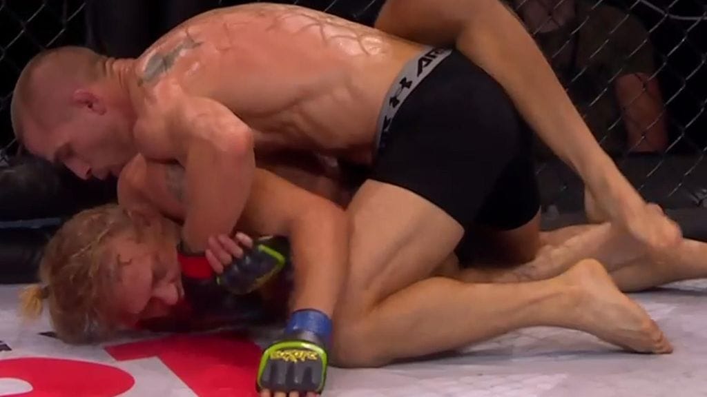 Tom Niinimäki piti Jonathan Brookinsia pihdeissään.