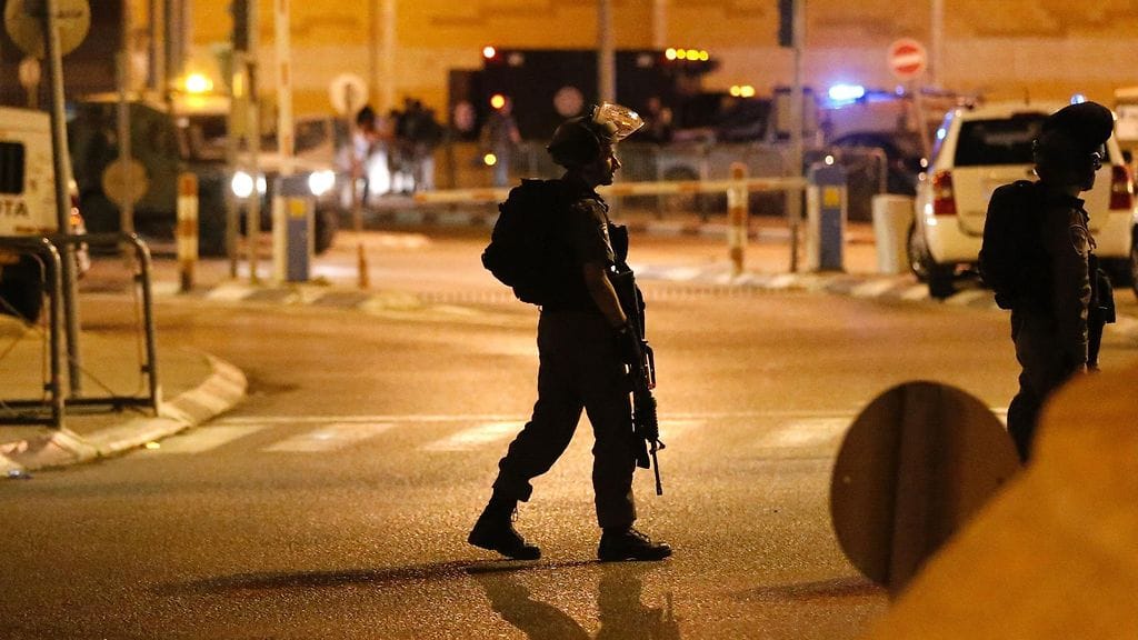 Israelin turvallisuusjoukkoja Ramallahin ja Jerusalemin välisellä tarkastusasemalla 30.9.2016.