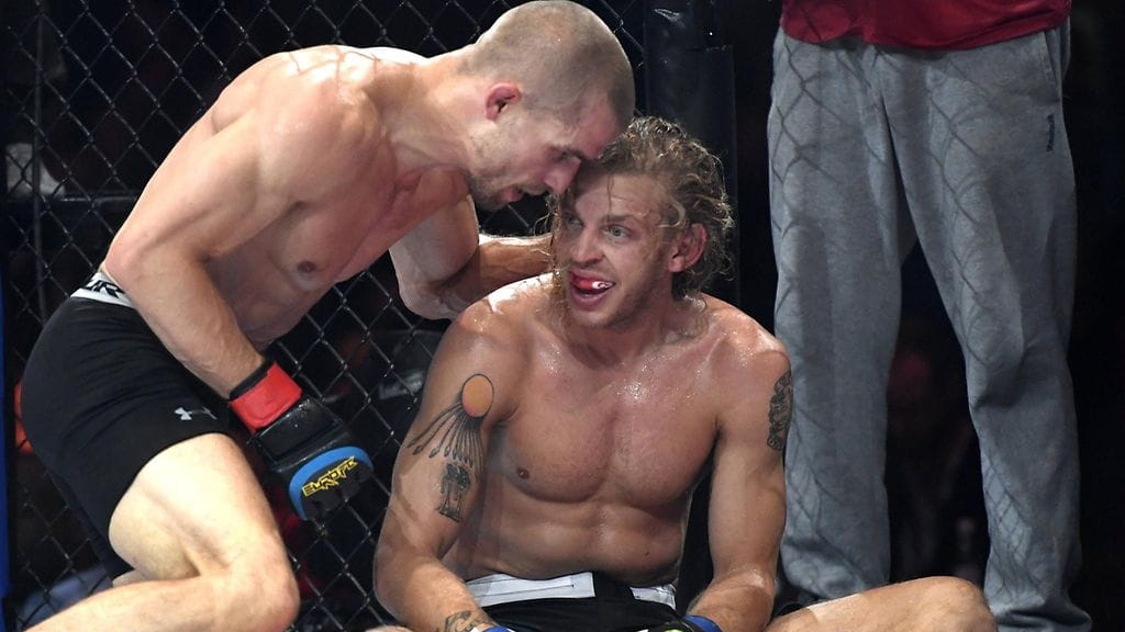 Tom Niinimäki (vas.) kukisti Jonathan Brookinsin.