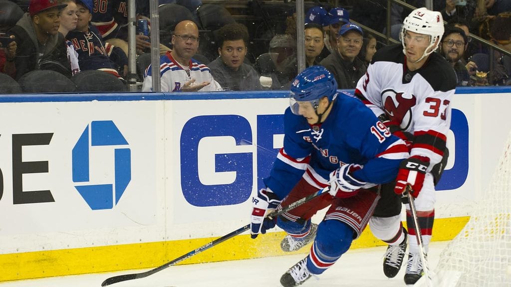 Yohann Auvitu (oik.) hakee NHL-pelipaikkaa vahvoilla otteilla.