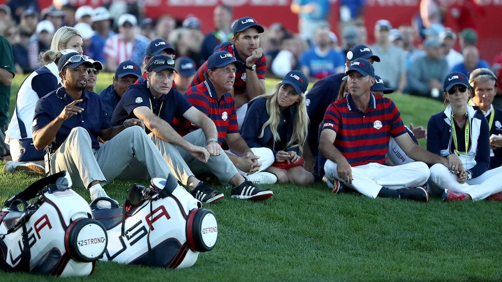 USA:n joukkue punoi juoniaan Hazeltine National Golf -klubin kentällä.