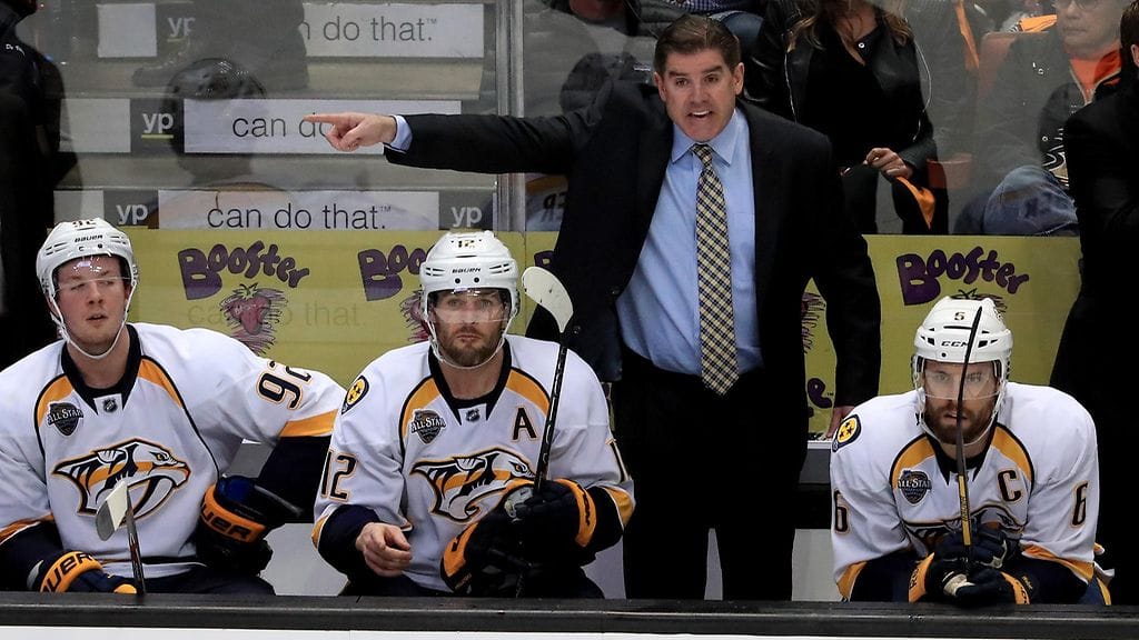 Peter Laviolette Predatorsin penkin takana.