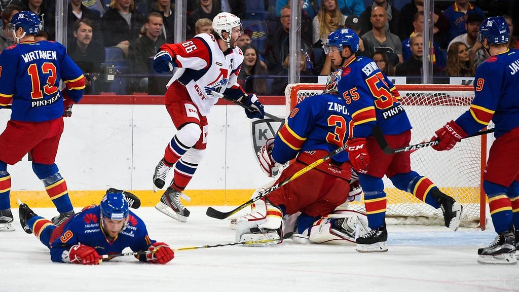 Denis Osipov (kesk.) iski Lokomotivin 1-0-maalin.