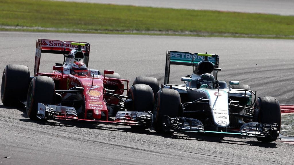Ferrarin Kimi Räikkönen ja Mercedeksen Nico Rosberg kävivät tiukan ohitustaistelun Malesian GP:ssä viime lokakuussa.